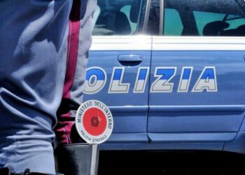 Spacciavano droga a giovanissimi davanti alle scuole, arrestati due minori dalla Polizia di Stato