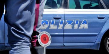 Spacciavano droga a giovanissimi davanti alle scuole, arrestati due minori dalla Polizia di Stato