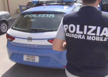 Armato di ascia rapina la Tabaccheria in Piazza Duomo a Crotone, denunciati dalla Polizia due cittadini crotonesi