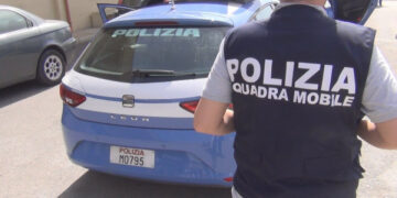 Armato di ascia rapina la Tabaccheria in Piazza Duomo a Crotone, denunciati dalla Polizia due cittadini crotonesi