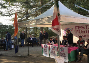 Acclamazione dei segretari di circolo della Calabria per Oliverio Presidente alla Festa regionale de L’Unità a Rogliano