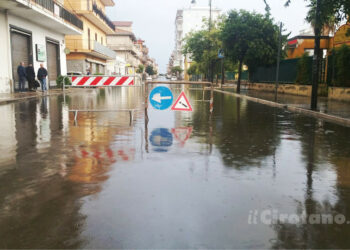 Allagamenti in Via della Libertà a Cirò Marina, la rabbia dei commercianti: Perdiamo soldi e clienti
