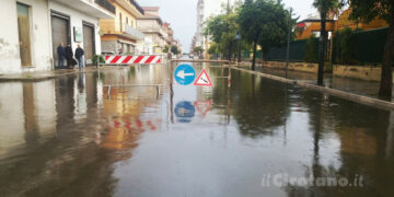 Allagamenti in Via della Libertà a Cirò Marina, la rabbia dei commercianti: Perdiamo soldi e clienti