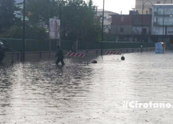 Allagamenti in Via della Libertà a Cirò Marina, la rabbia dei commercianti: Perdiamo soldi e clienti
