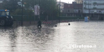 Allagamenti in Via della Libertà a Cirò Marina, la rabbia dei commercianti: Perdiamo soldi e clienti