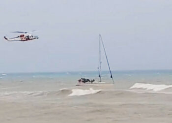 Barca a vela con 75 migranti a bordo sbarcati a Isola Capo Rizzuto, soccorsi dalla Guardia costiera