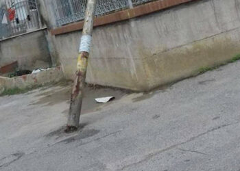 Cade Palo della luce su una recinzione a Cirò Marina, nessun ferito