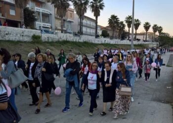 Centinaia di aderenti alla Marcia di beneficenza a Cirò Marina in favore della Susan G. Komen di Roma