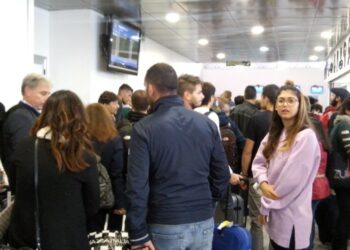 Aeroporto di Crotone, cancellato volo per Bergamo e passeggeri lasciati a terra