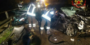 Incidente stradale sulla SS107: coinvolte due autovetture, i conducenti sono rimasti incastrati un è morto