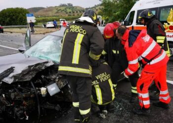 Incidente sulla SS107: coinvolte tre autovetture, quattro feriti