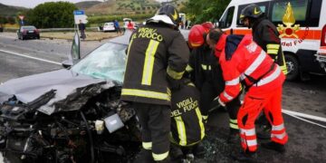 Incidente sulla SS107: coinvolte tre autovetture, quattro feriti