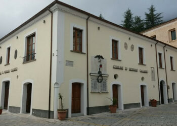 Nuovo look per la sede di Morano Calabro, cambia la dicitura sulle facciate: da “Municipio” a “Comune”