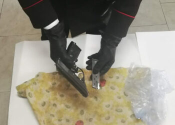 Perquisizione domiciliari a Scandale, arrestata una persona dai Carabinieri per rinvenimento pistola detenuta illegalmente