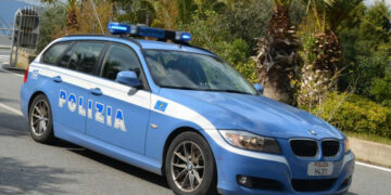 Rubano bevande alcoliche e alimenti in vari esercizi commerciali, arrestate dalla Polizia 3 rumene