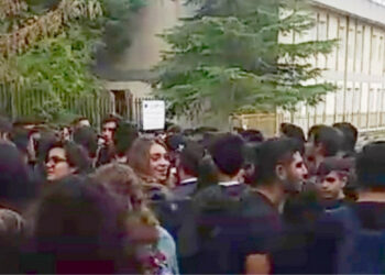 Sciopero al Liceo di Cirò, gli Studenti: abbiamo bagni fatiscenti senza porte, finestre rotte e solai con infiltrazioni
