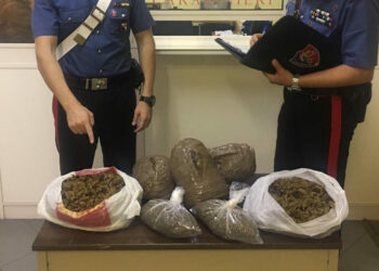 Trasportavano in auto sulla SS106 quasi 5 kg di marijuana nascosta in un borsone, arrestate 3 donne