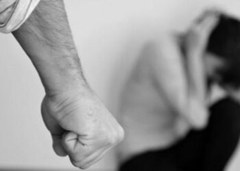 Urla di una donna che chiede aiuto e si lancia dalla finestra per sfuggire dall’ex, arrestato crotonese