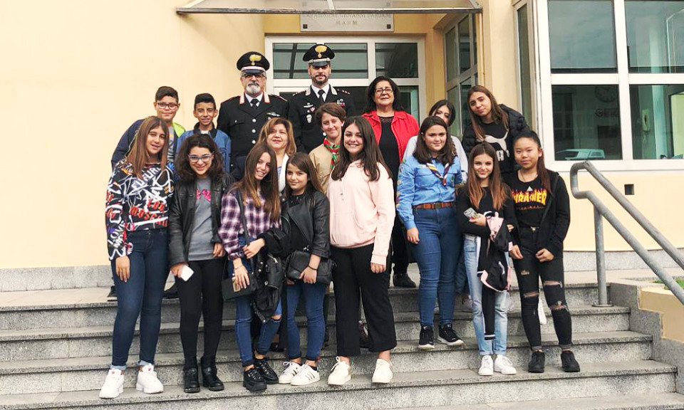 50 Ragazzi Della Scuola Media Casopero E Del Gruppo Scout In Visita Alla Caserma Dei Carabinieri Di Ciro Marina Ilcirotano