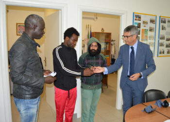 Beneficenza al Regional Hub di Sant’Anna: la fondazione “Philia&Anthropos” dona occhiali a migranti