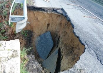 Catastrofe sfiorata sulla strada per Cirò, dovuta a una enorme voragine che ha inghiottito quasi una intera corsia