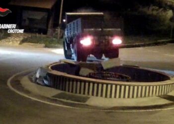 Cotronei, identificato l’autista che ha danneggiato la fontana della rotatoria di località “Favata”