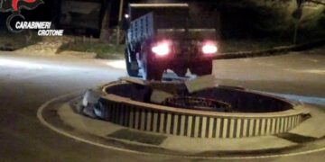 Cotronei, identificato l’autista che ha danneggiato la fontana della rotatoria di località “Favata”