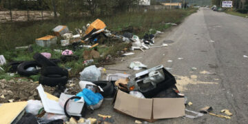 Fotografato mentre scende da autovettura e getta rifiuti, denunciato dai Carabinieri Forestali