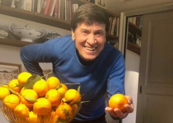 Gianni Morandi telefona e posa con le clementine di Corigliano Rossano
