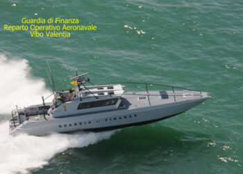 Imbarcazione incagliata con 79 migranti a Isola Capo Rizzuto, la Finanza ferma 2 trafficanti