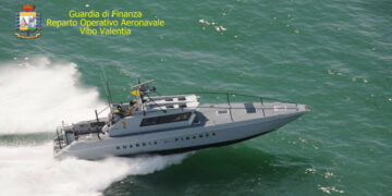 Imbarcazione incagliata con 79 migranti a Isola Capo Rizzuto, la Finanza ferma 2 trafficanti