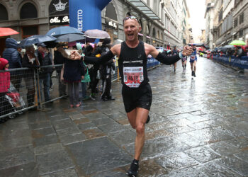 Il crotonese Antonio Carvelli in gara alla 35esima edizione della Asics Firenze Marathon con ben 9.000 atleti