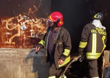 In fiamme il capannone di antiquariato in via Bologna a Crotone, intervengono i Vigili del Fuoco