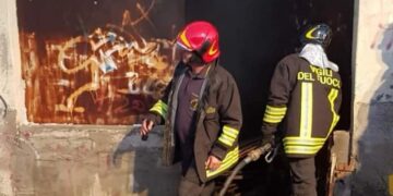 In fiamme il capannone di antiquariato in via Bologna a Crotone, intervengono i Vigili del Fuoco
