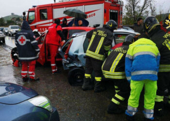 Incidente a Crotone sulla SS106: scontro fra due auto, 3 feriti