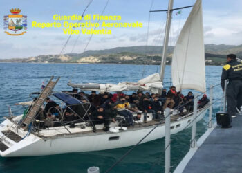 Intercettatata dalla Finanza una barca a vela con 61 migranti irregolari a bordo