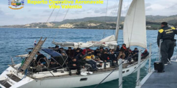 Intercettatata dalla Finanza una barca a vela con 61 migranti irregolari a bordo