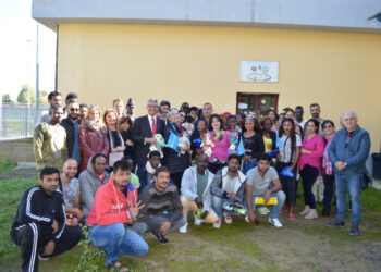 L’Unicef di Crotone dona profumi e ricariche telefoniche ai migranti del Regional hub di Sant’Anna