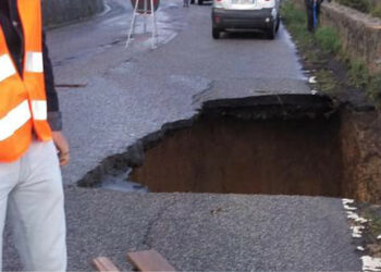 Maltempo: Voragine sulla strada per Cirò, pericolo per i cittadini e studenti