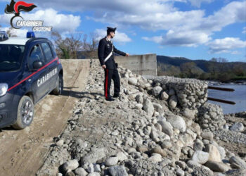 Roccabernarda: deviazione acque del fiume “Soleo”, i Carabinieri denunciano un imprenditore e 4 operai