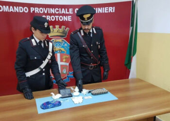 Si lancia dalla finestra per sottrarsi dai Carabinieri, arrestato 26enne di Crotone