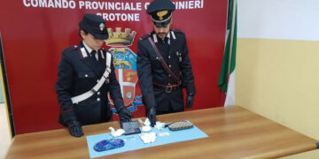 Si lancia dalla finestra per sottrarsi dai Carabinieri, arrestato 26enne di Crotone