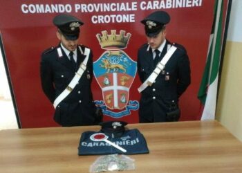 Tenta di fuggire da una perquisizione personale e domiciliare, un arresto a Crotone