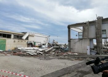 Tromba d’aria a Crotone, il presidente Oliverio nelle zone danneggiate