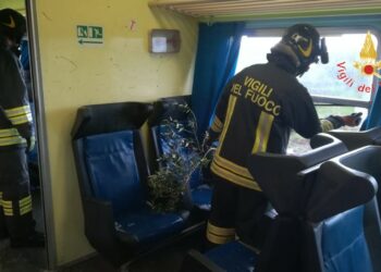 Tromba d’aria investe treno sulla tratta ferroviaria Catanzaro Lido – Crotone, feriti i passeggeri