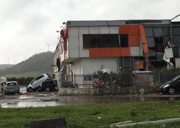 Tromba d’aria su Crotone in località passo vecchio, tanti danni alle aziende tra cui l’Unieuro dei F.lli Ferraro di Cirò Marina