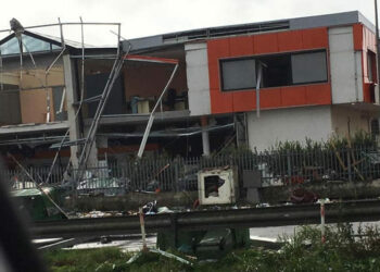 Tromba d’aria su Crotone in località passo vecchio, tanti danni alle aziende tra cui l’Unieuro dei F.lli Ferraro di Cirò Marina