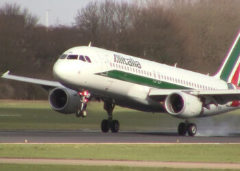 Paura sul volo Alitalia con a bordo 179 passeggeri, rientra a Lamezia per avaria motore