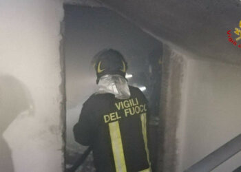 A fuoco uno scantinato all’interno di un condominio di sei piani: panico fra i condomini, intervento dei Vigili del Fuoco
