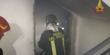 A fuoco uno scantinato all’interno di un condominio di sei piani: panico fra i condomini, intervento dei Vigili del Fuoco